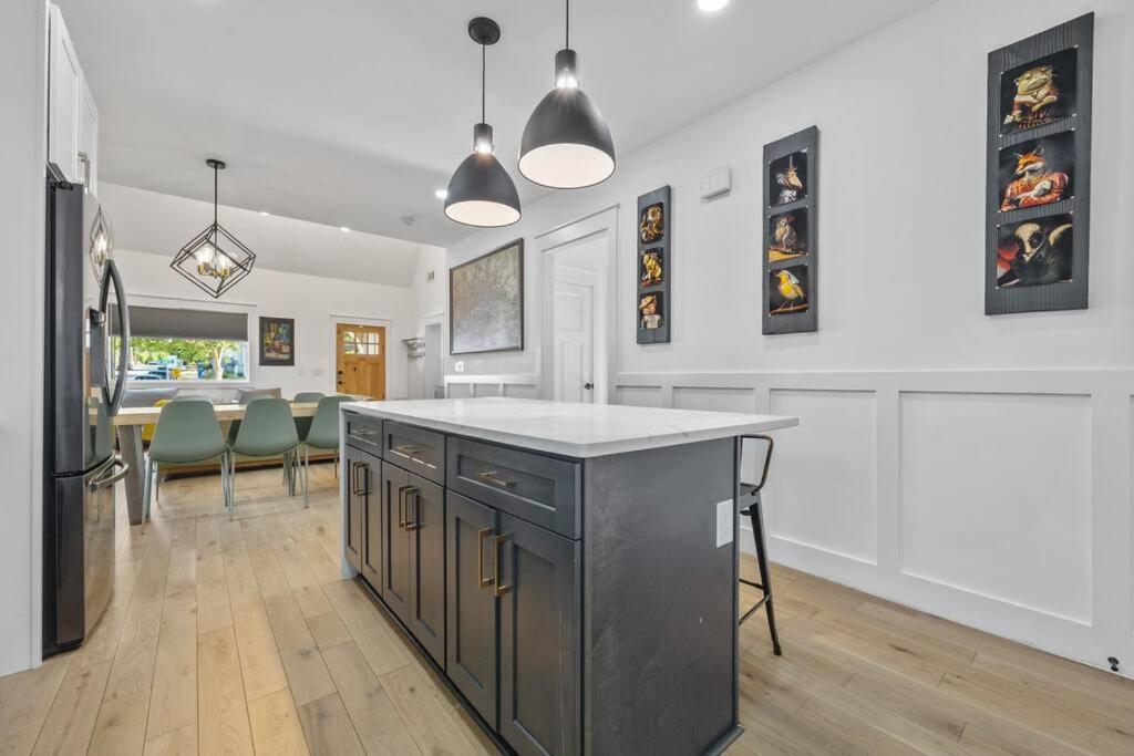 Designer Home: King Beds, Luxe Bath+Free Parking! Atlanta Bagian luar foto