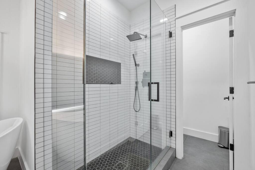 Designer Home: King Beds, Luxe Bath+Free Parking! Atlanta Bagian luar foto