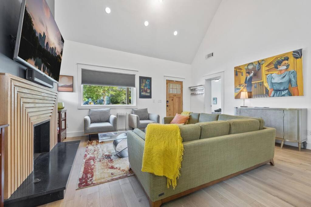 Designer Home: King Beds, Luxe Bath+Free Parking! Atlanta Bagian luar foto