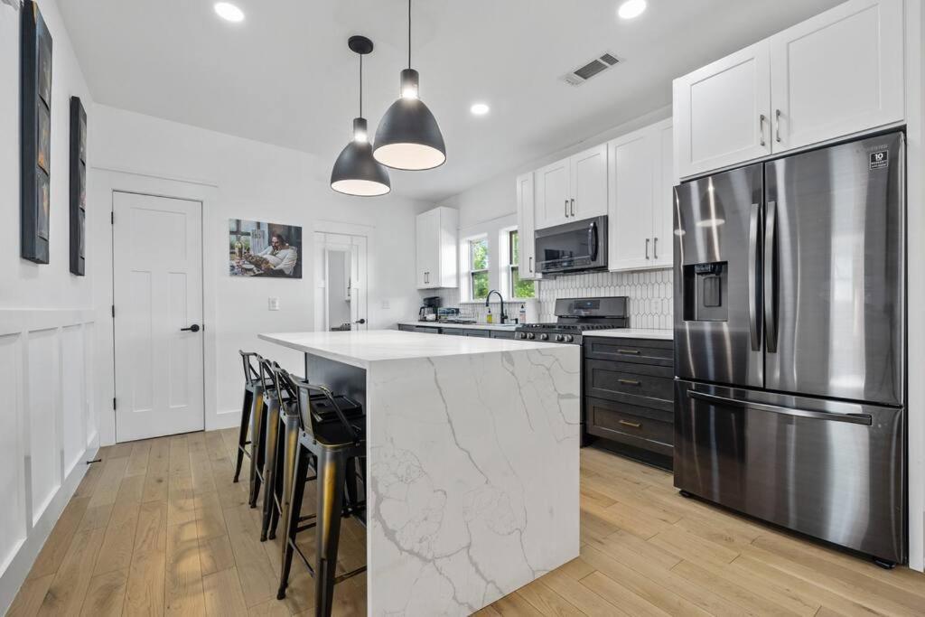 Designer Home: King Beds, Luxe Bath+Free Parking! Atlanta Bagian luar foto