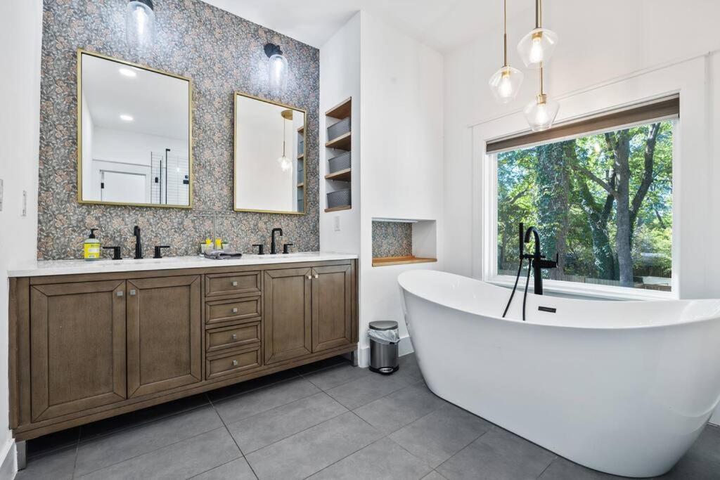 Designer Home: King Beds, Luxe Bath+Free Parking! Atlanta Bagian luar foto